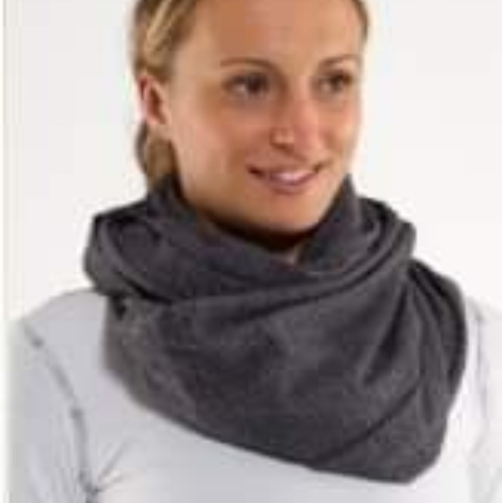 Lululemon reversible black pique Vinyasa Scarf